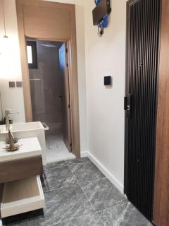 03-شقة فاخرة غرفة وصالة وتراس بأثاث بوهيمي فخم 2-3 أشخاص 03-Luxurious bohemian style One-Bedroom Apartment with Living Room, BBQ Area with Scenic View, and Dining Table in a Prime Riyadh Location-2-3 Gests - Riad - 7