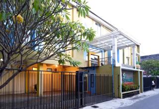 Pineapple Mansion Guest House Solo - Bonorejo - 0