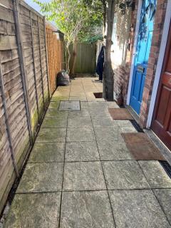 SUPER CONVENIENT FOR CENTRAL LONDON - LARGE 2 DOUBLE BED apartment 30 seconds walk to platform train station and 19 mins to London Waterloo - Londra - 7