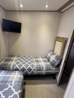 2 Bed Caravan - Sleeps 6 - Parking - Pets - 1