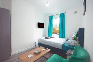 Cosy family home w/Wi-Fi, parking, self check-in - Londra - 8