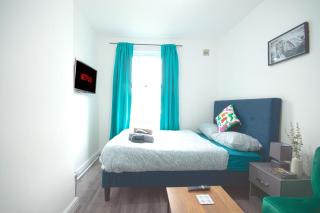 Cosy family home w/Wi-Fi, parking, self check-in - Londra - 5