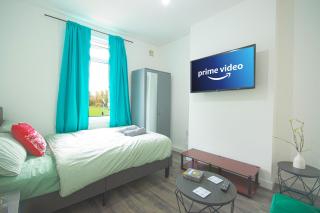 Cosy family home w/Wi-Fi, parking, self check-in - Londra - 0
