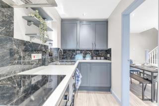 MK 2-Bedroom Contractor's Gem, 5 beds, sleeps 6, free parking - 3