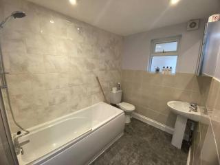 Spacious 2 bedroom flat london - 2