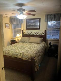 Charleston, SC themed - PRIVATE 1 QUEEN BED 1 BATH APARTMENT 2 FUTONS THAT FOLD OUT FLAT TO SLEEP ON & LEATHER LOVE SEAT GAS LOGS IN LIVING ROOM FULL KITCHEN POKER BUMPER POOL TABLE CONVENIENTLY LOCATED IN COLUMBIA SOUTH CAROLINA 1 QUEEN BED & 2 SOFA BEDS - 3