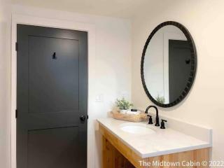 Pet-Friendly Cozy Midtown Cabin Retreat - Gibbs - 6