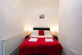 4 Bed House Sleeps 9 Free Parking - 2