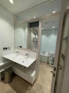 Modern self-contained Ground and Basement studios - London - 1
