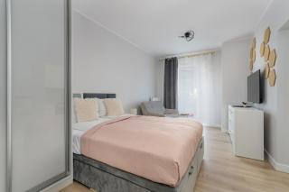 Stylish & Comfy Garbary Apartments with Parking by Noclegi Renters - Poznań - 9