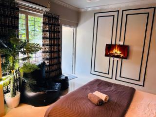 The Studio: AC, WiFi, Smart Tv - Pune - 6