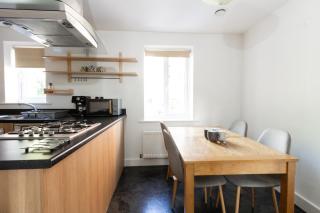 Homely 4BD Townhouse - Next to Hanley Park - 1