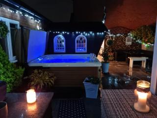 Dungarvon House B&B, Hot Tub, Garden, Summerhouse, Electric Vehicle Point , 3 Bedroom Options - Weston-super-Mare - 1