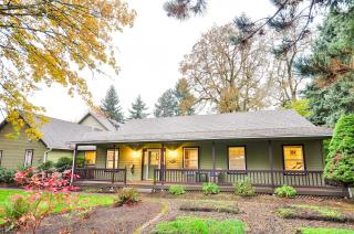 Milwaukie Home with Covered Porch Dogs Welcome! - Milwaukie - 0