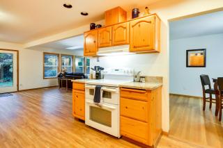 Milwaukie Home with Covered Porch Dogs Welcome! - Milwaukie - 2