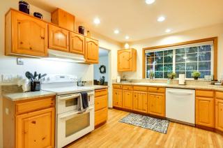 Milwaukie Home with Covered Porch Dogs Welcome! - Milwaukie - 1