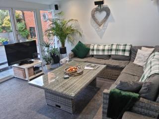 Dungarvon House B&B, Hot Tub, Garden, Summerhouse, Electric Vehicle Point , 3 Bedroom Options - Weston-super-Mare - 7