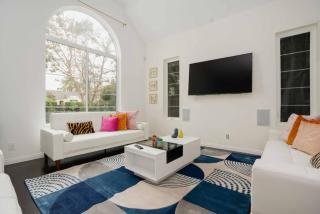 Luxurious 4BR Home in Melrose near Hollywood - Los Angeles - 1