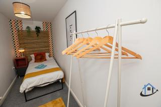 Garfield House, 3 bed house, sleeps 7, Nr Rushden Lakes, allocated parking, corporates welcome - 3