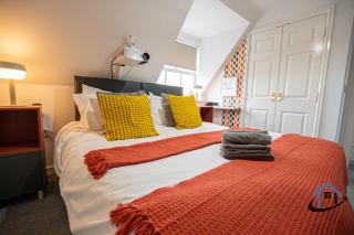 Garfield House, 3 bed house, sleeps 7, Nr Rushden Lakes, allocated parking, corporates welcome - 6