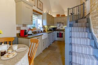 Graziers Cottage - character Cotswold cottage with inglenook, parking and pub nearby - Cheltenham - 3