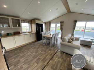 The Retreat 21 Lodge- Hot Tub, pet friendly, WiFi, bath - Golden Palm Resort - Meadow Lakes Caravan & Lodge Hire - Skegness - 6