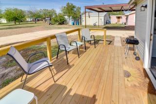 Cozy Ballinger Vacation Rental with Deck and Grill! - Ballinger - 9