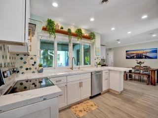 Amazing 5 bed house w pool, jacuzzi and your own boat - 5