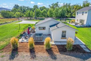 The Ahtanum Cottage - hot tub and views - 8