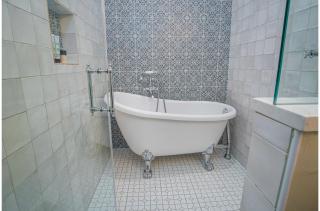 Exquisite Studio Guesthouse Near Downtowns Core - 2