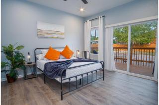 Downtown Dream Home Spacious 4BR2BA Sleeps 12 - 2