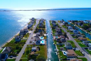 Hampton's Waterfront House Steps To Private Beach - East Quogue - 9