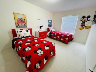 Home in davenport Cheerful 5-bedroom with private Pool close to Disney - 0