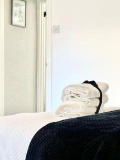 3 Bedroom House in Rochester Strood with Wifi and Netflix Walking distance to Strood Station - Wainscot - 8