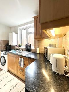 3 Bedroom House in Rochester Strood with Wifi and Netflix Walking distance to Strood Station - Wainscot - 6