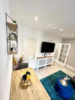 3 Bedroom House in Rochester Strood with Wifi and Netflix Walking distance to Strood Station - Wainscot - 5