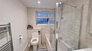 3 Bedroom House in Rochester Strood with Wifi and Netflix Walking distance to Strood Station - Wainscot - 4