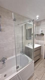 3 Bedroom House in Rochester Strood with Wifi and Netflix Walking distance to Strood Station - Wainscot - 3