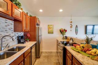 Waipouli Beachfront Condo with Balcony and Ocean Views - Kapaa - 2