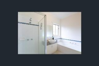 Comfortable 3-bedroom home with two car garage - Mount Clear - 8
