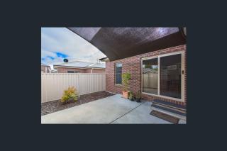 Comfortable 3-bedroom home with two car garage - Mount Clear - 6
