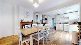 Charming 2-Bedroom Flat in the Heart of Cro London ER1 - 2
