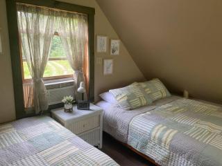 Secluded Cabin on Red Haven Farm - Irvine - 1
