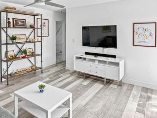 Stylish & Cozy Escape near the Beach- Free Parking, Backyard, Private, BBQ - Pompano Beach - 1