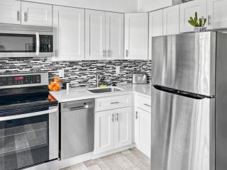 Stylish & Cozy Escape near the Beach- Free Parking, Backyard, Private, BBQ - Pompano Beach - 2