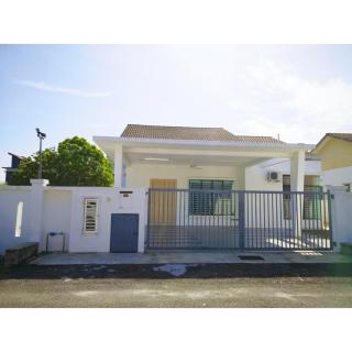 Jenjarom Ang Homestay - Jenjarum - 0