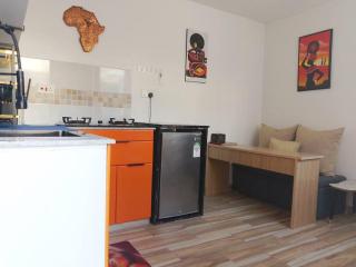 Cozy, amenities galore guesthouse, 5km to CBD - Nairobi - 0