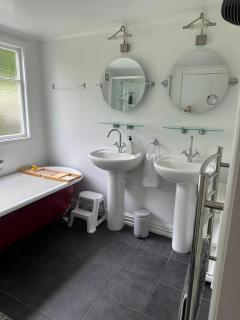 RENWICK IN THE CITY NELSON, 10min walk to city centre, full kitchen, fast fibre wifi, drive 13min to Airport, 5min to Hospital, quiet street, dog friendly - Nelson - 7