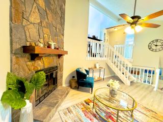 Charming Three Bedroom Home with King Bed and Fire Pit - Raleigh - 5