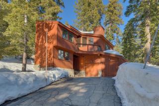 Big John at Alpine Meadows by Tahoe Getaways - Mountain Views, Cozy Fireplace, Shuttle to Slopes! - Alpine Meadows - 9